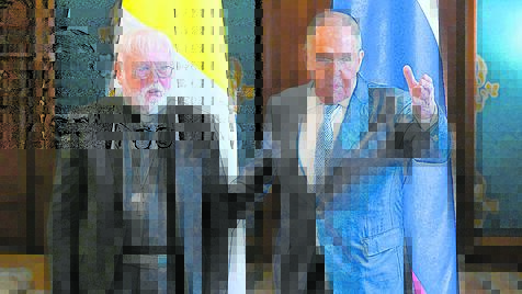 Offensichtlich nichts zu lachen hatte Erzbischof Paul Richard Gallagher beim Empfang durch den russischen Außenminister Sergej Lawrow in Moskau.