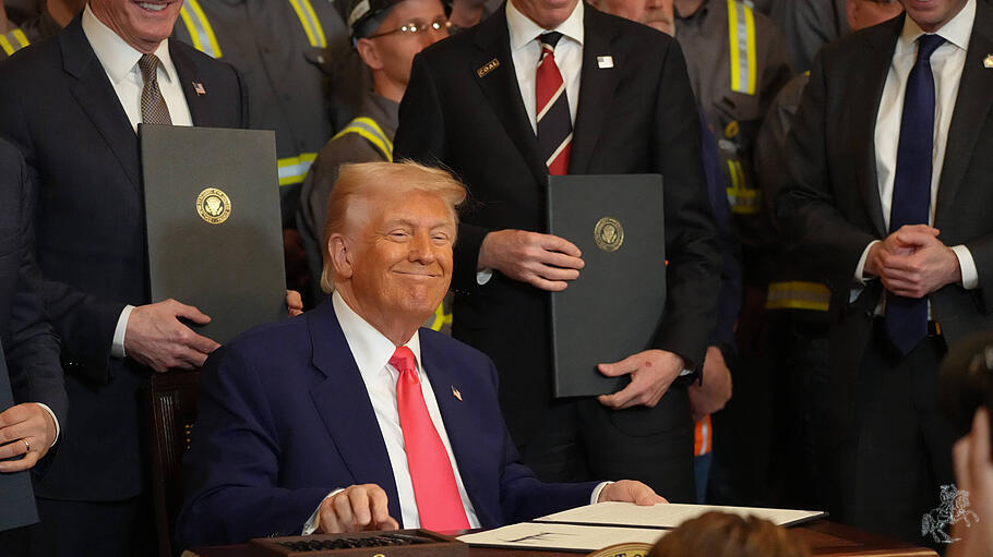 Donald Trump mit unterzeichneten Dekreten