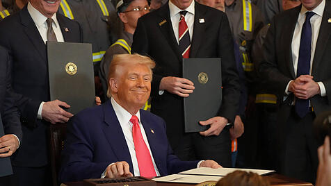 Donald Trump mit unterzeichneten Dekreten