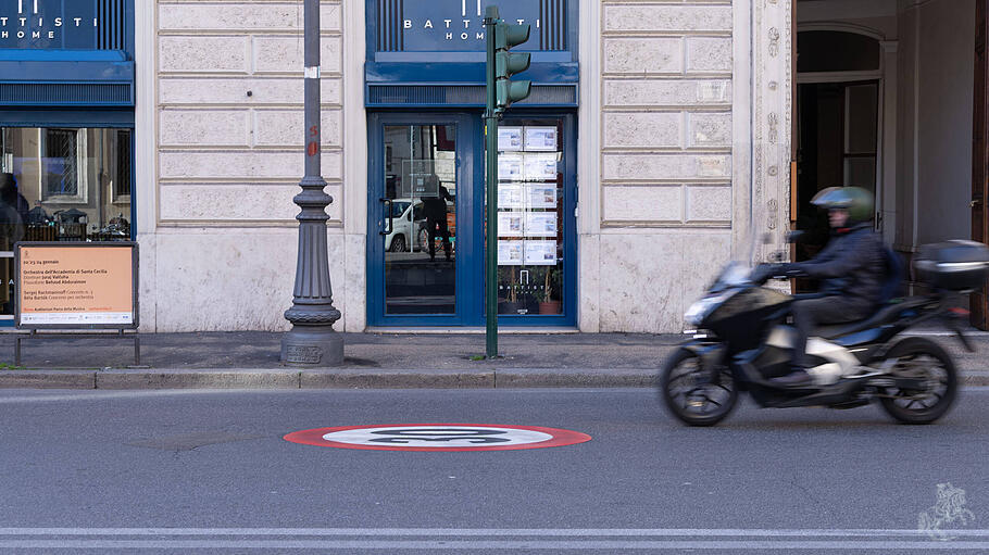 Ein neues Tempolimit soll die chaotische Verkehrslage in Rom beruhigen. Den Erfolg bezweifelt unser Kolumnist.
