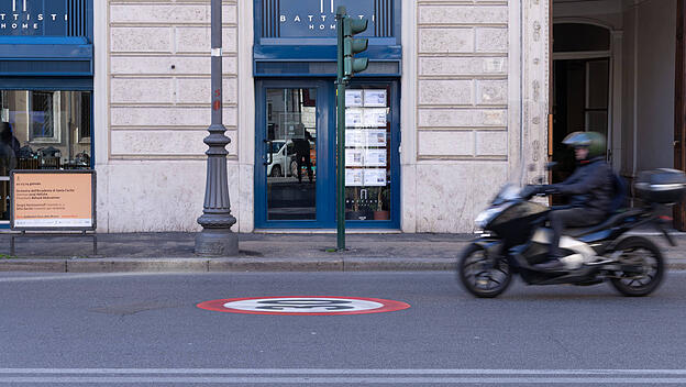 Ein neues Tempolimit soll die chaotische Verkehrslage in Rom beruhigen. Den Erfolg bezweifelt unser Kolumnist.