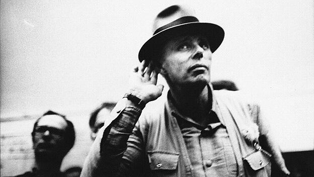 Joseph Beuys: Lauschen, um die Schwingungen des Kosmos zu hören?