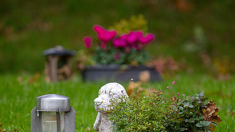 Tierfriedhof: Rasengrab mit Hundeskulptur