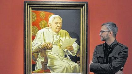 Michael Triegel neben seinem Porträt von Papst Benedikt XVI.