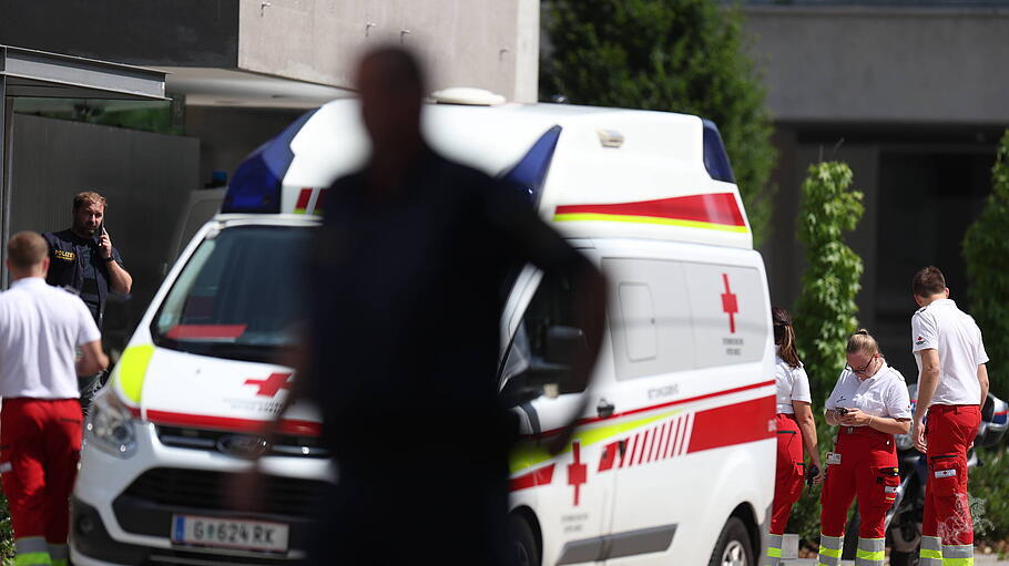 Rettungsdienst vor Grazer Schule