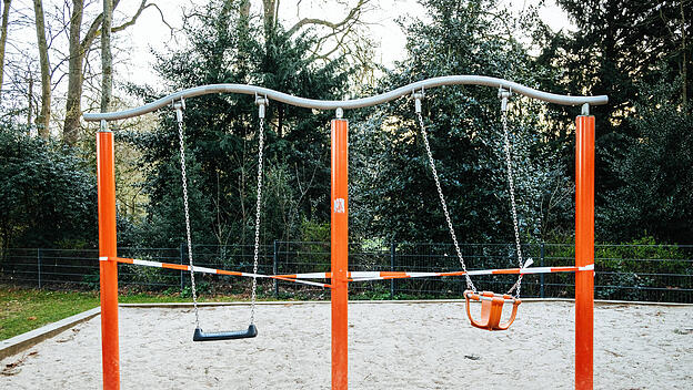 Mit Flatterband abgesperrter Spielplatz