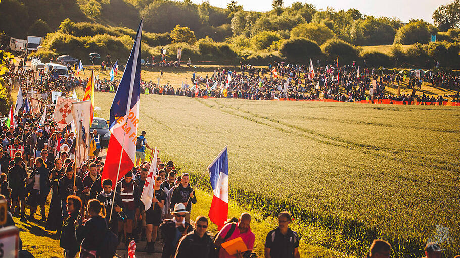 Viele junge Leute auf dem Weg nach Chartres.