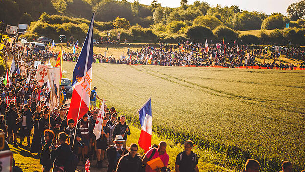 Viele junge Leute auf dem Weg nach Chartres.