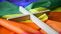 Kreuz auf Regenbogenfahne