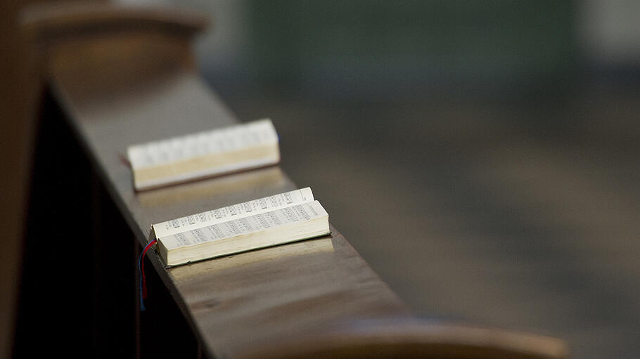 Gesangsbücher auf Kirchenbank
