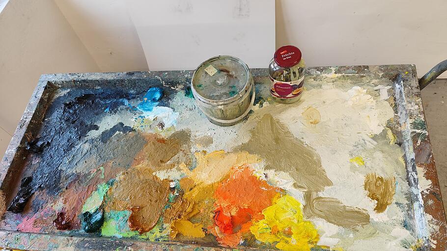 Malen als handwerklicher Prozess: Werkstatt und fertiges Bild atmen die t&auml;tige Auseinandersetzung mit Idee und Material.