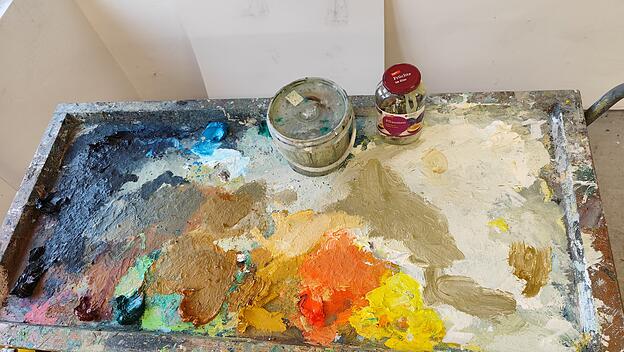 Malen als handwerklicher Prozess: Werkstatt und fertiges Bild atmen die t&auml;tige Auseinandersetzung mit Idee und Material.