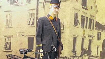 Lebensecht: Postbote in Uniform.