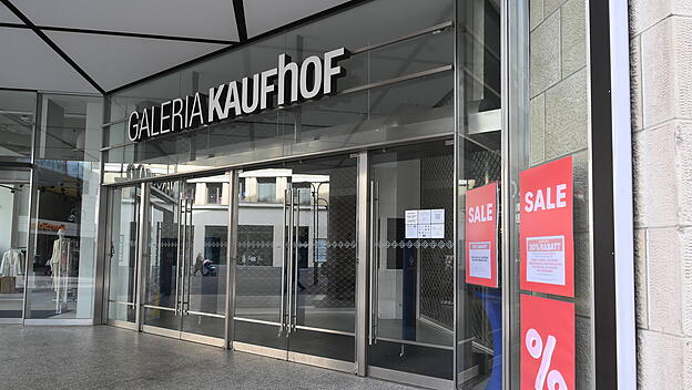 Der geschlossene Eingang zu einer Filiale der Warenahauskette Galeria Kaufhof Logo, Schriftzug, Sale *** The closed entr