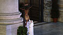 Papst Franziskus betet am Eingang des Petersdoms vor einem Pestkreuz