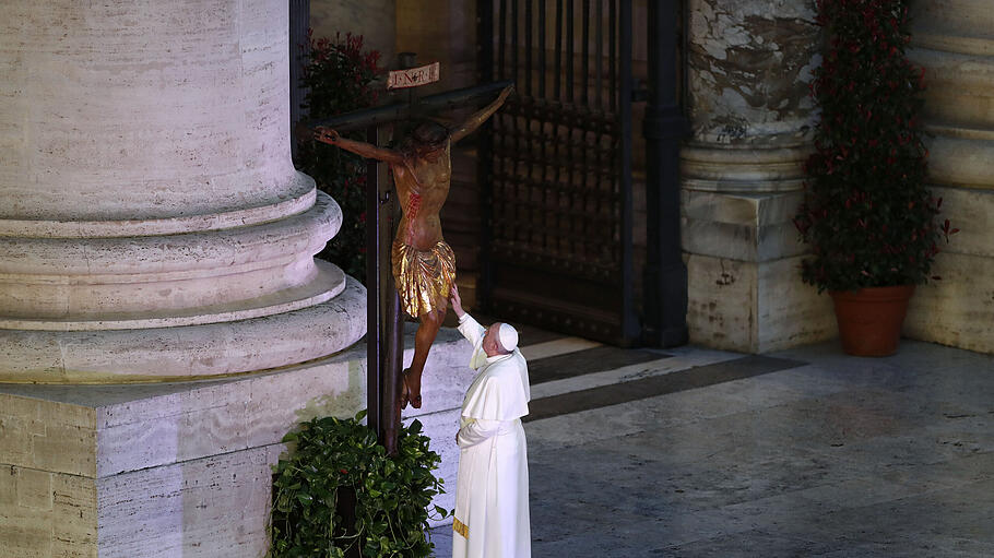 Papst Franziskus betet am Eingang des Petersdoms vor einem Pestkreuz