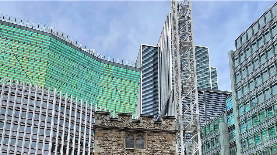 Der denkmalgeschützte Turm von All Hallows Staining hängt suspendiert über einer Baugrube