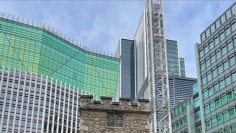 Der denkmalgesch&uuml;tzte Turm von All Hallows Staining h&auml;ngt suspendiert &uuml;ber einer Baugrube