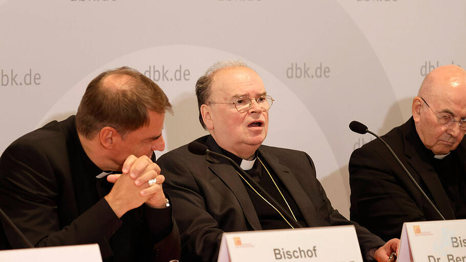 Stefan Oster SDB, Bertram Meier und Felix Genn beim Pressegespräch zur Vorbereitung der Weltsynode in Rom