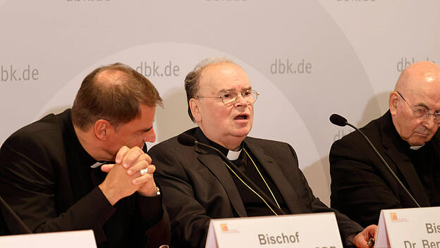 Stefan Oster SDB, Bertram Meier und Felix Genn beim Pressegespräch zur Vorbereitung der Weltsynode in Rom