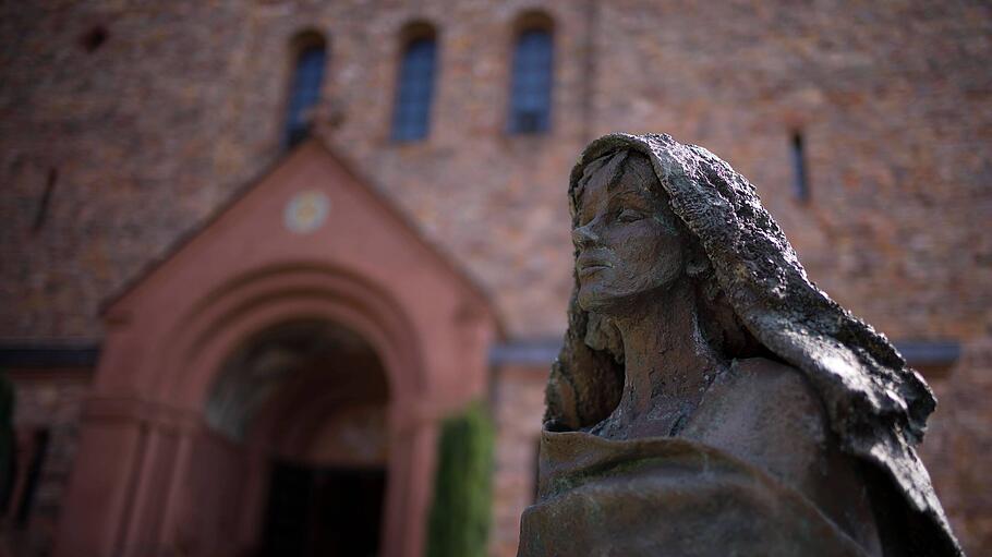 Statue der Heiligen Hildegard von Bingen vor der Abteikirche, Abtei St. Hildegard (Eibingen)