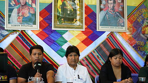 Evo Morales umgeben von Getreuen