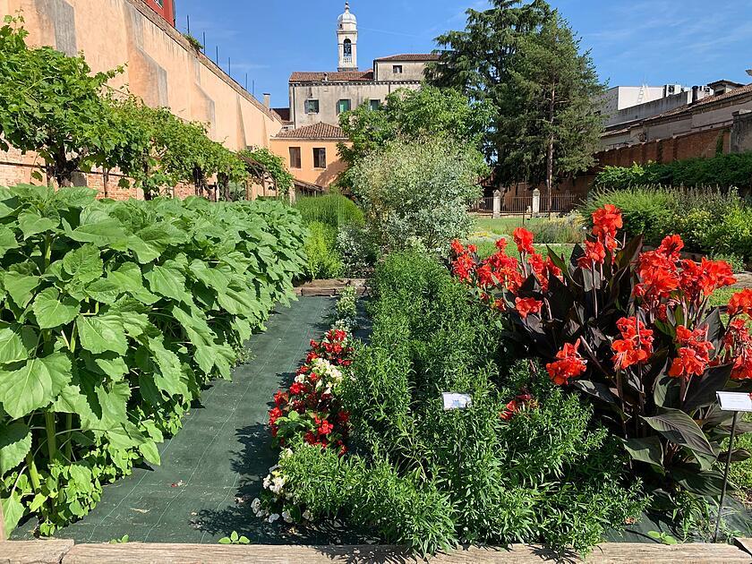 Im Garten verbinden sich Architektur und Natur zu einer Oase spiritueller Erfahrungen.