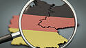 Eine Lupe zeigt Ostdeutschland