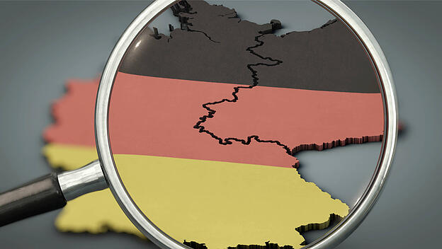 Eine Lupe zeigt Ostdeutschland