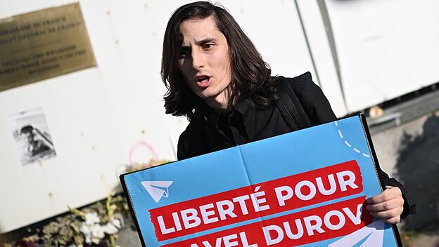 Ein Demonstrant vor der französischen Botschaft in Moskau.