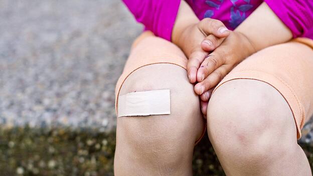 Pflaster auf Kinderbein