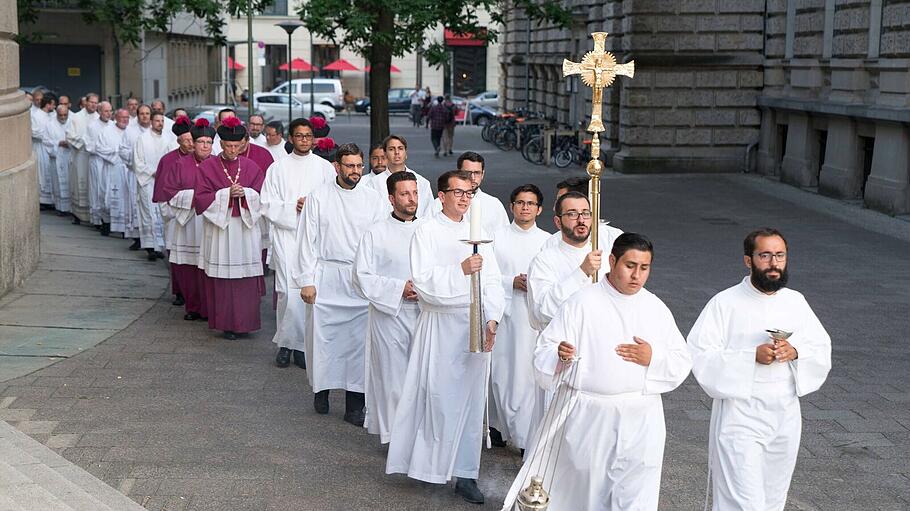 Einzug in die St. Hedwigs-Kathedrale