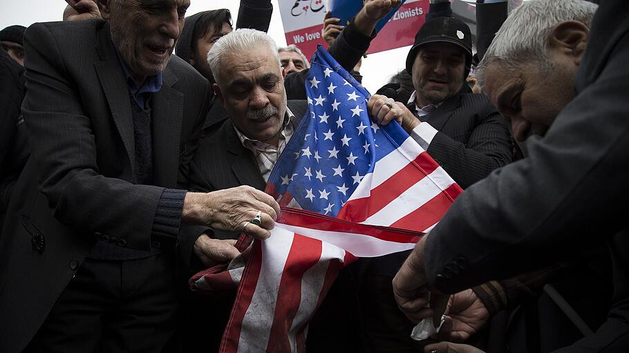 Regimeanhänger protestieren gegen die USA