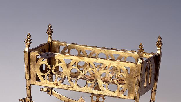 Eine Christkindwiege aus dem 15. Jahrhundert l&auml;&szlig;t den Betrachter zum Babysitter werden: Schaukelbewegungen auf polierten Kufen.
