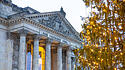 Deutscher Bundestag und Weihnachtsbaum
