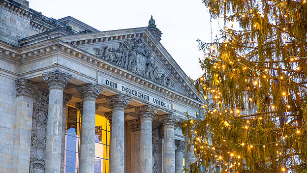 Deutscher Bundestag und Weihnachtsbaum