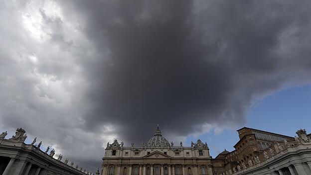 Dunkle Wolken über dem Petersdom im Vatikan.
