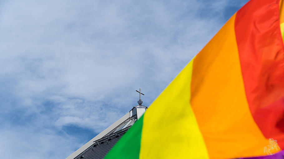 Regenbogenfahne weht vor der St. Christophorus
