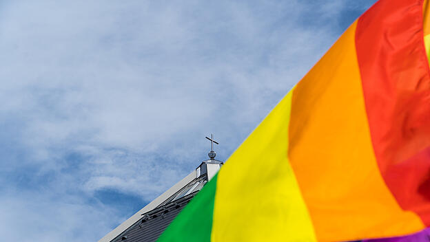 Regenbogenfahne weht vor der St. Christophorus