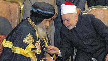 Scheich Mohammed Tantawi spricht mit Papst Schenuda III.