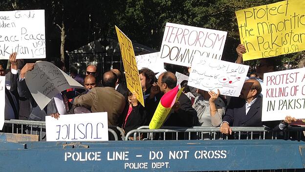 Christliche Demonstranten aus Pakistan demonstrieren am 27.09.2012 in New York vor dem UN-Hauptquartier. Obwohl Pakistan bei der Religionsfreiheit Fortschritte macht, leiden Christen weiterhin unter Unterdrückung.