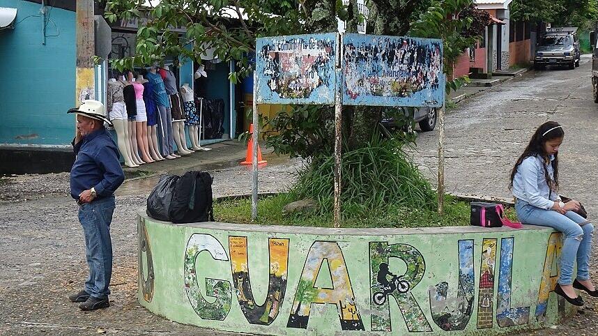 Dorf Guarjila: Junge M&auml;nner verzweifelt gesucht