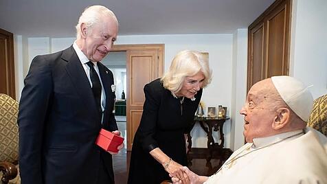 König Charles mit Frau Camilla bei Papst Franziskus