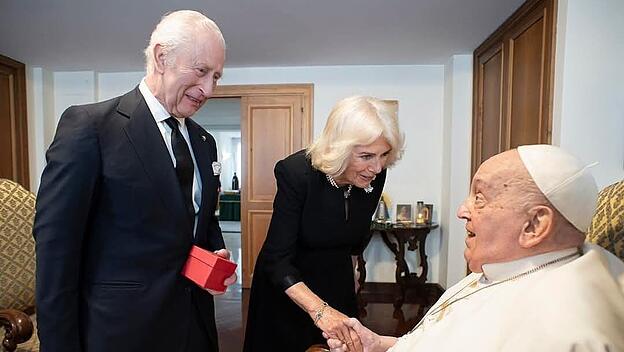 König Charles mit Frau Camilla bei Papst Franziskus