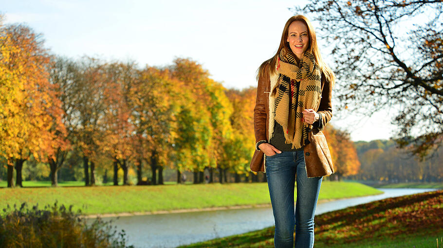 Frau geht im Herbst spazieren