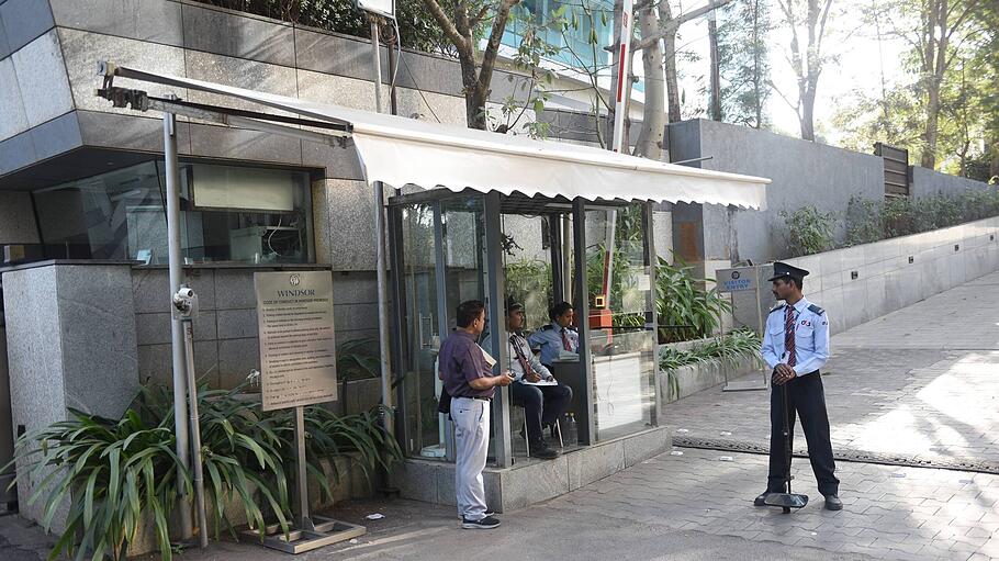 Sicherheitspersonal bei Durchsuchungen der BBC-Büros in Mumbai.