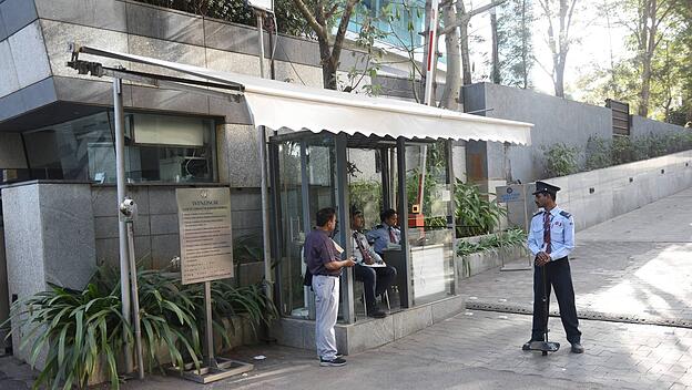 Sicherheitspersonal bei Durchsuchungen der BBC-Büros in Mumbai.