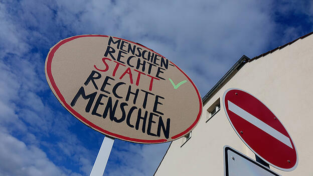Plakat auf einer Kundgebung gegen rechts