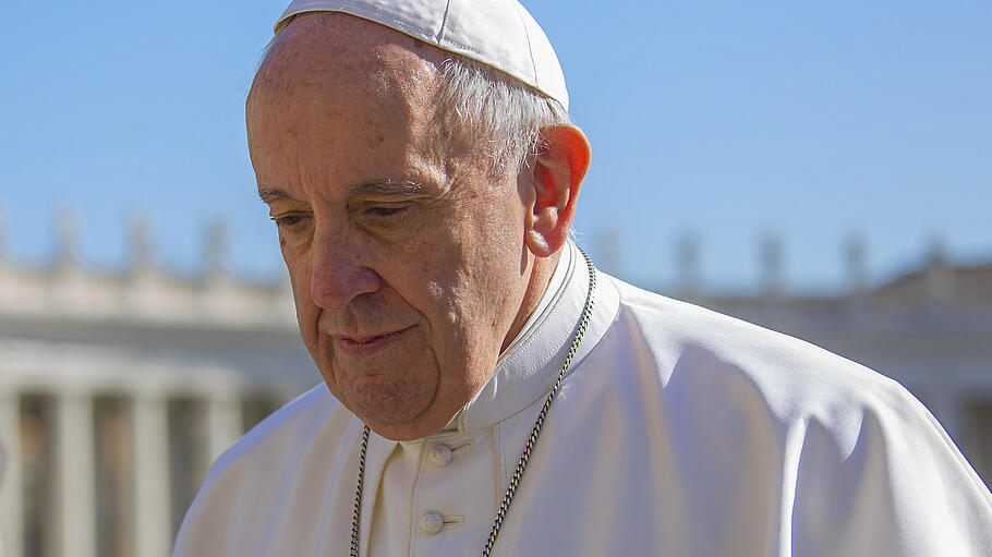 Papst Franziskus hat in einem Brief den Priestern der Weltkirche Mut gemacht.