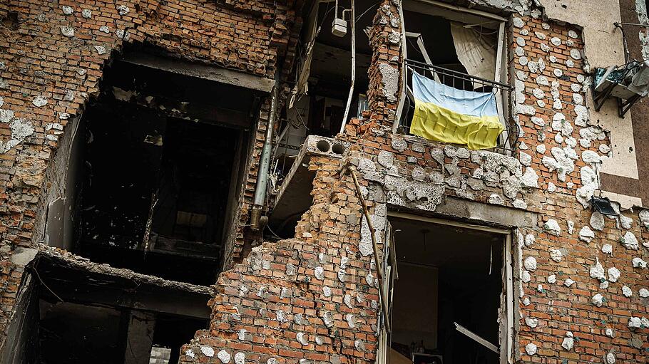 Zerstörtes Haus mit ukrainischer Flagge im Kiewer Vorortes Irpin,